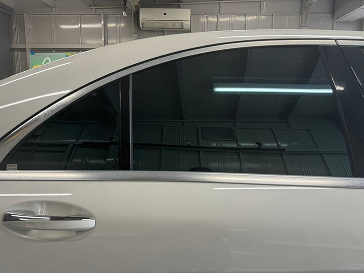 令和5年BMW4シリーズのカーフィルム施工後の右後ろドアガラス
